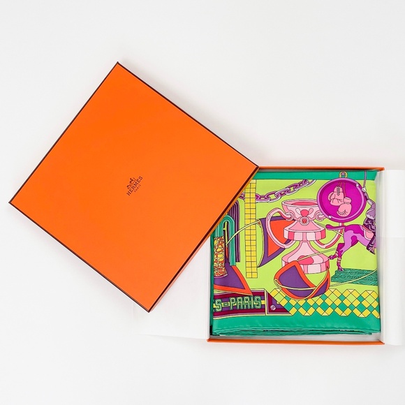 NWT Hermes Scarf Carré 90 "Les Trophées" in Green/Purple - Picture 2 of 10